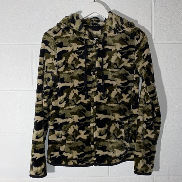 NWOT Fuzzy Wool Green Camo Hoodie - Picture 3 of 10